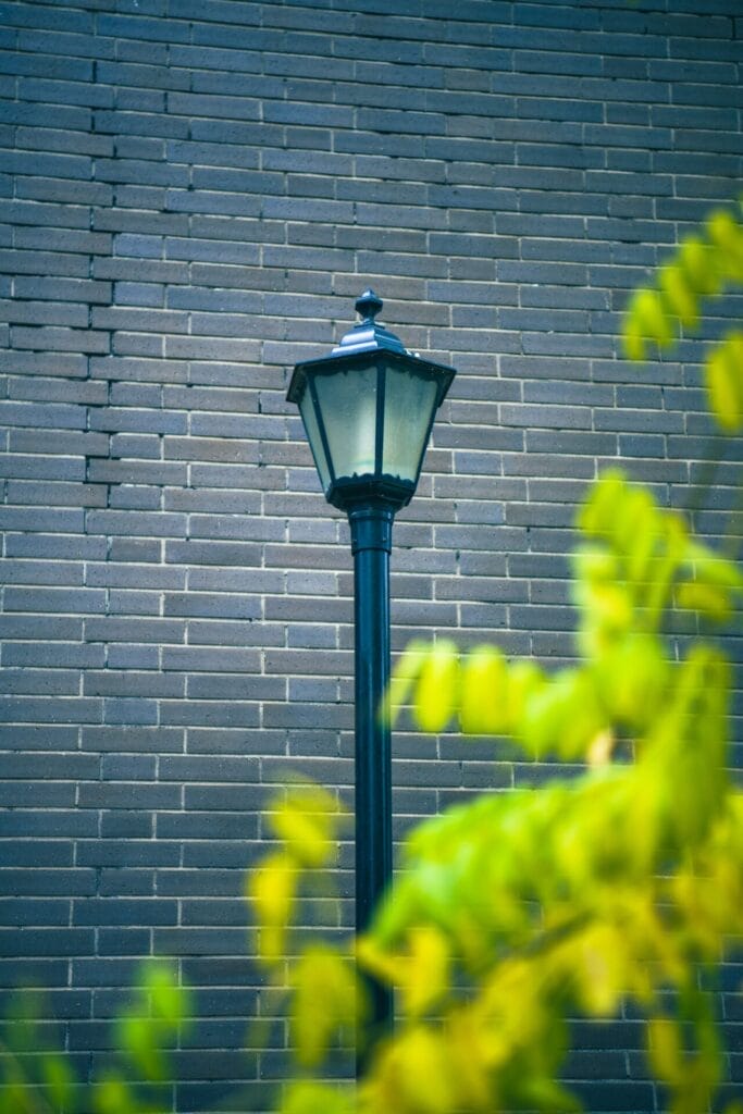 How to replace cracked glass on an outdoor lamp post fixture?